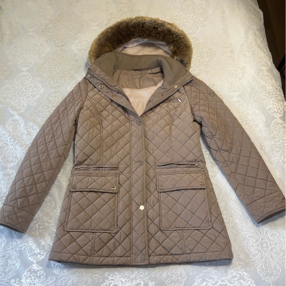 Calvin Klein Quilted Coat In Beige Tan With Faux Fur Trim Hood Size Medium - Picture 3 of 11
